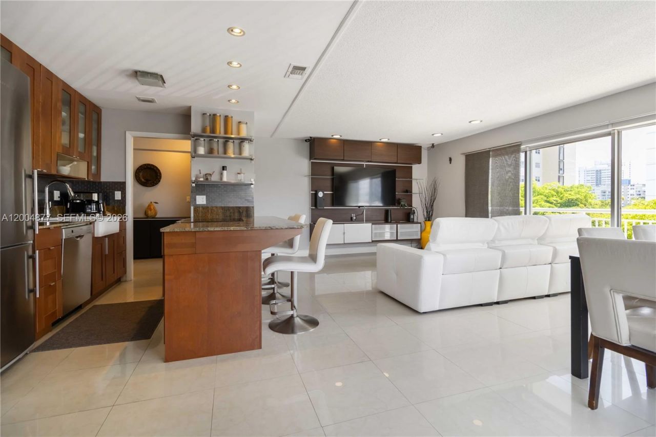 126 Golden Isles Dr, Unit 32A, Hallandale Beach, FL 33009 Photo