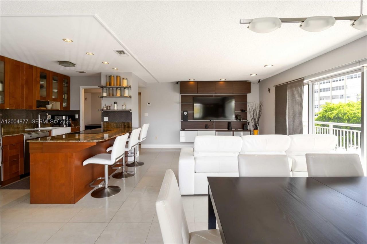 126 Golden Isles Dr, Unit 32A, Hallandale Beach, FL 33009 Photo
