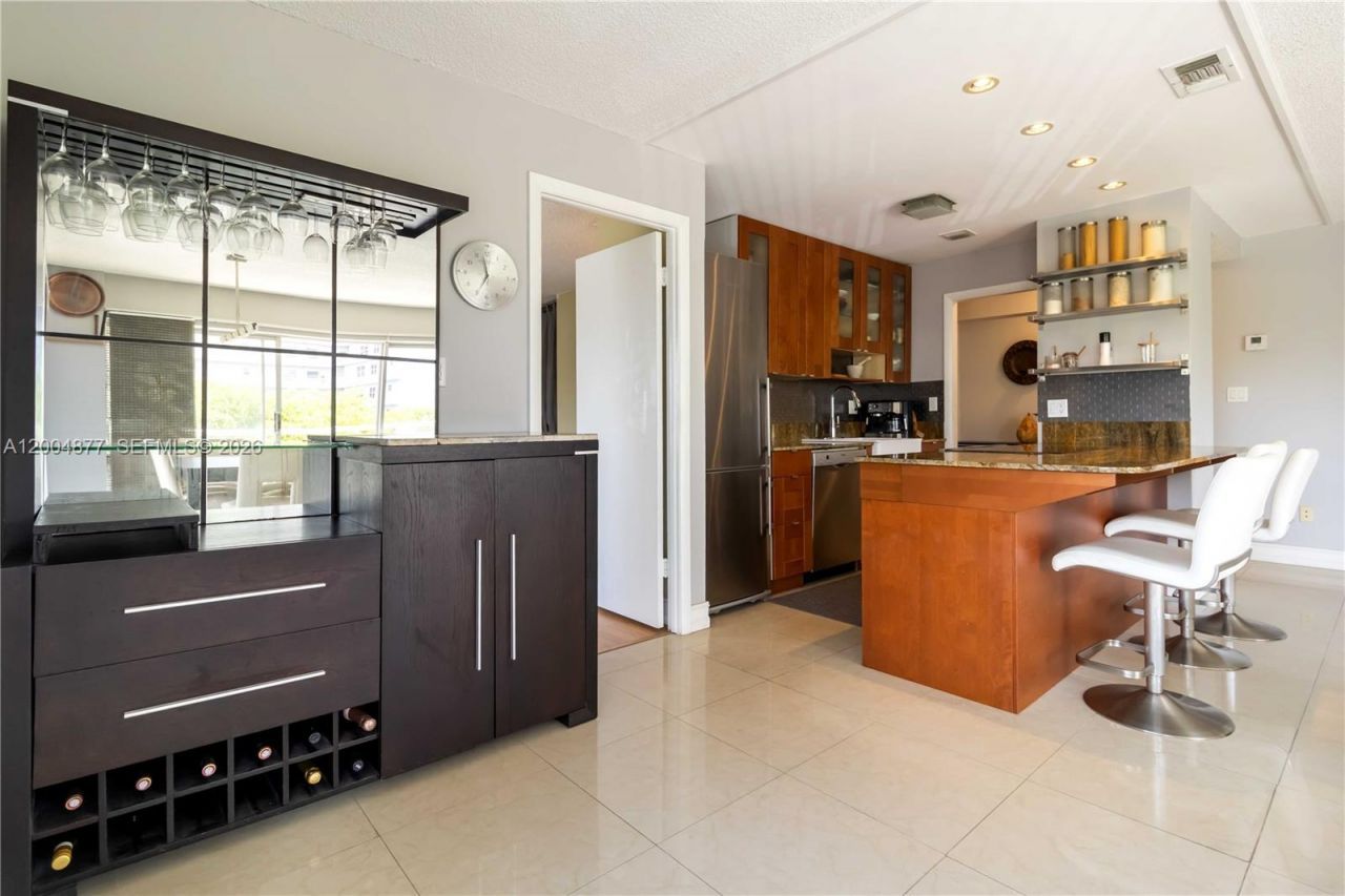 126 Golden Isles Dr, Unit 32A, Hallandale Beach, FL 33009 Photo