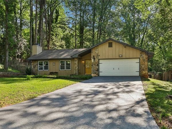 562 Rimrock Trail , Stone Mountain, GA 30083