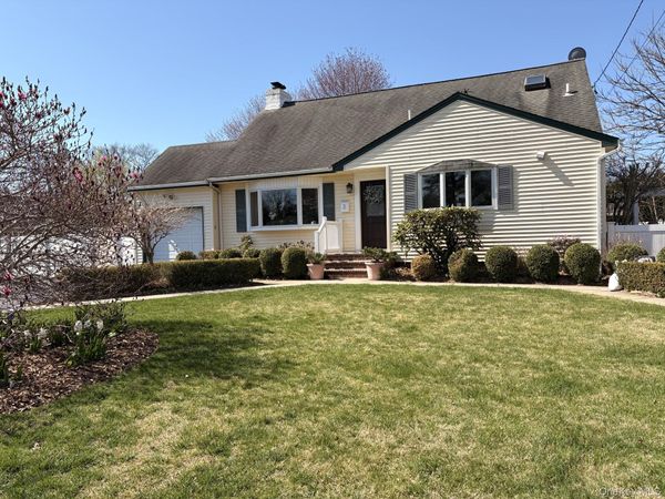 3 Barnfield Place , North Babylon, NY 11703