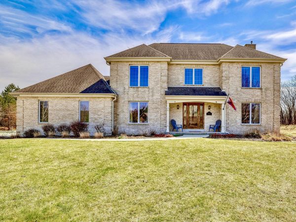 W157N7420 Stonewood Cir, Menomonee Falls, WI 53051