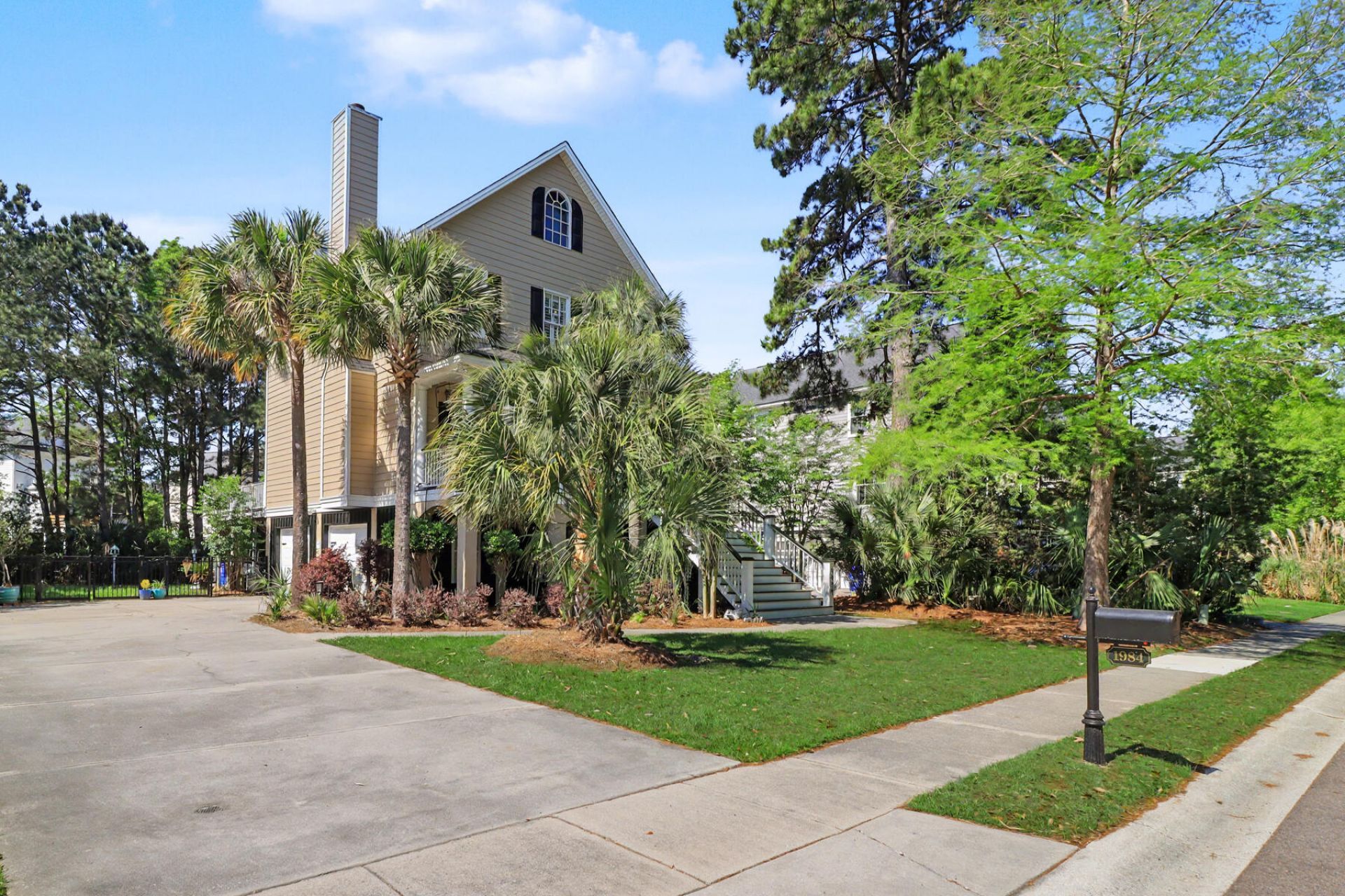 1984 N Creek Drive Photo 4