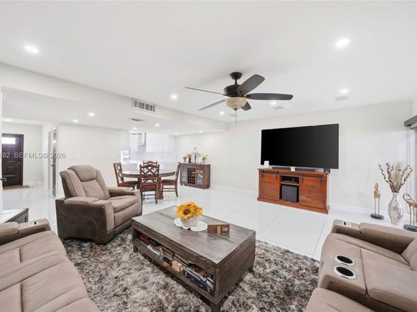 1789 W 72nd St, Hialeah, FL 33014