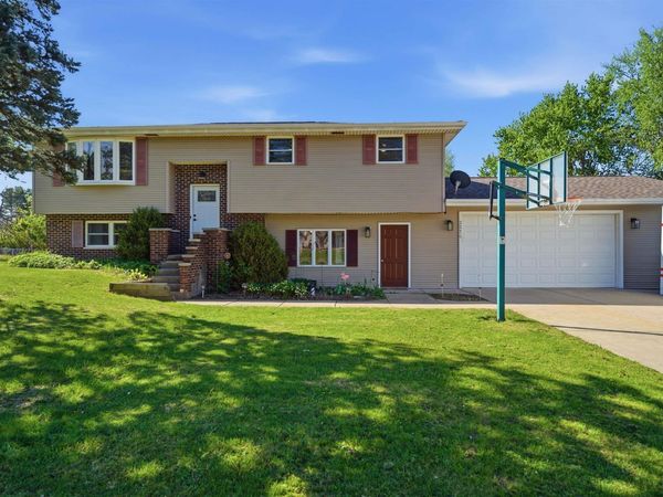 2276 ROBIN Road, Washington, IL 61571