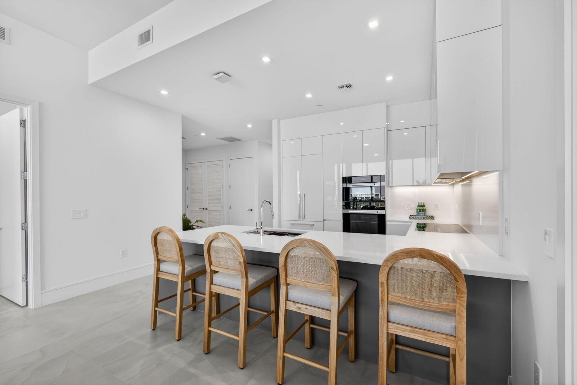 220 Lake Shore Drive, Unit 605, Lake Park, FL 33403 Photo