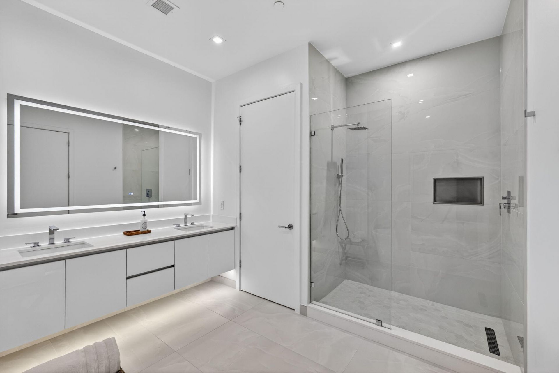 220 Lake Shore Drive, Unit 605, Lake Park, FL 33403 Photo