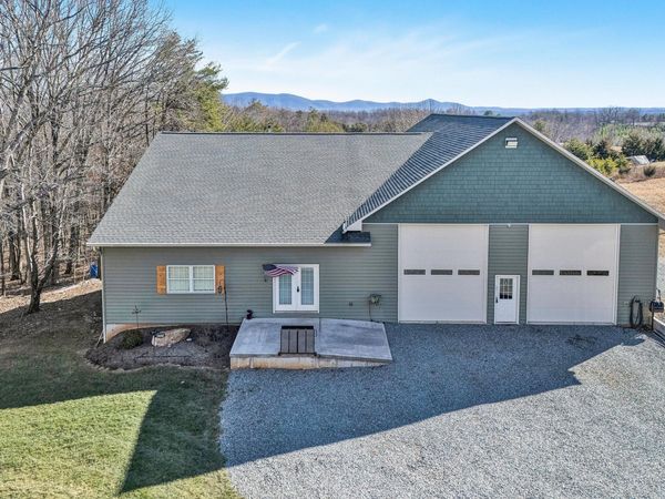 2680 Bluewater DR , Moneta, VA 24121