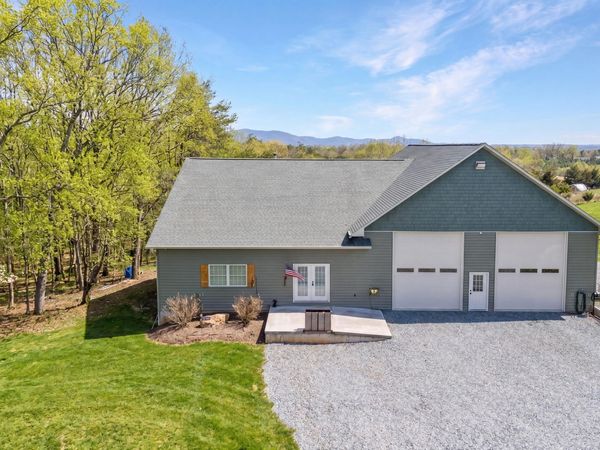 2680 Bluewater DR , Moneta, VA 24121