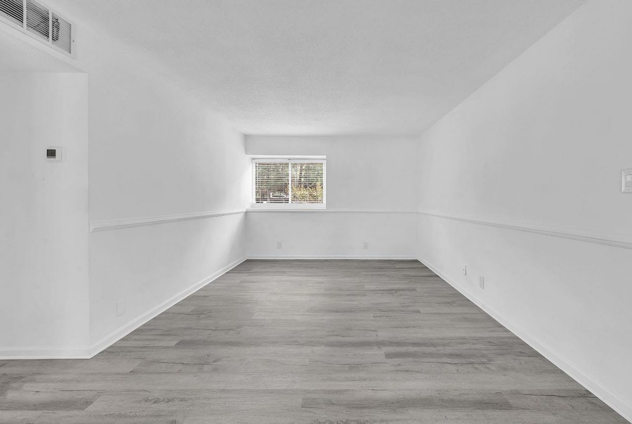 10301 N Kings Hwy.  Photo 10