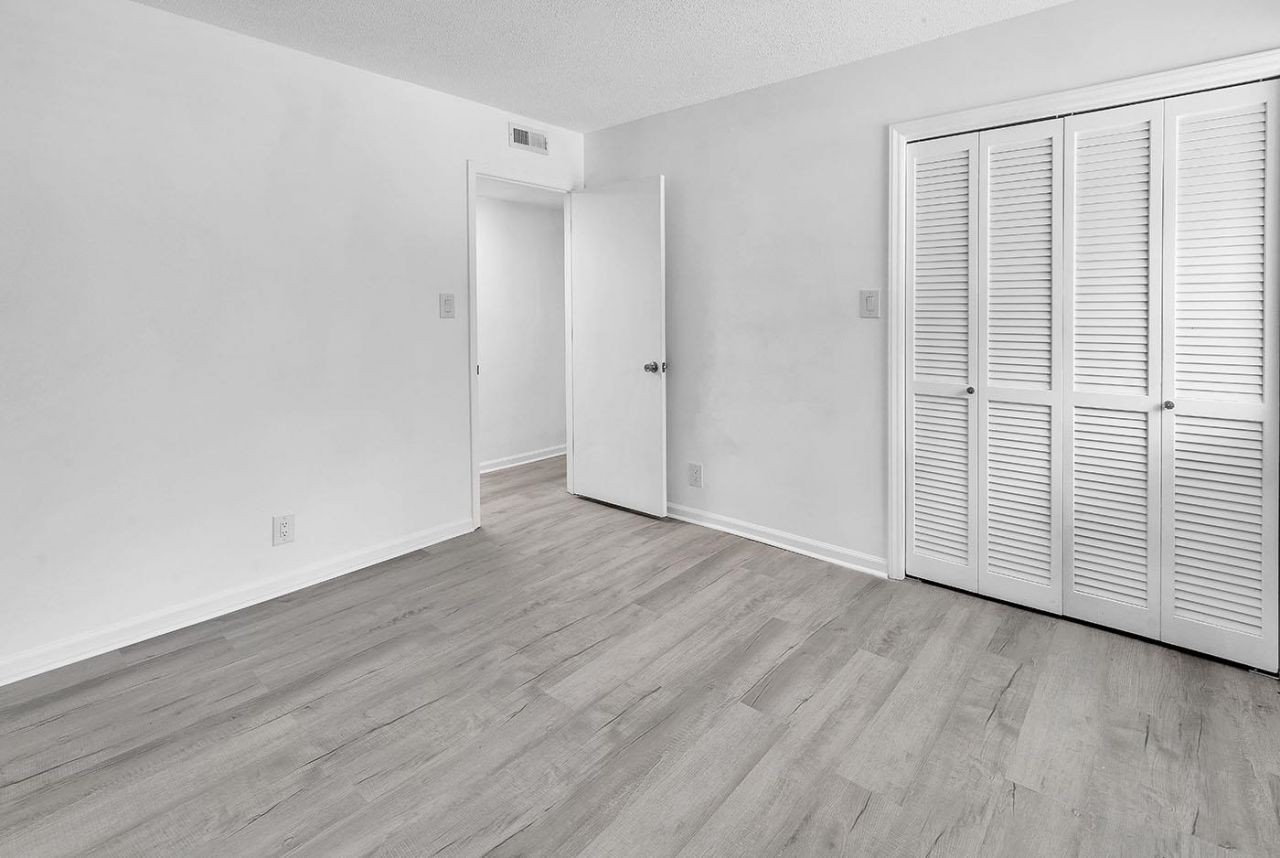 10301 N Kings Hwy. Photo 17
