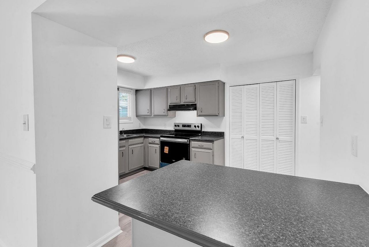 10301 N Kings Hwy.  Photo 7