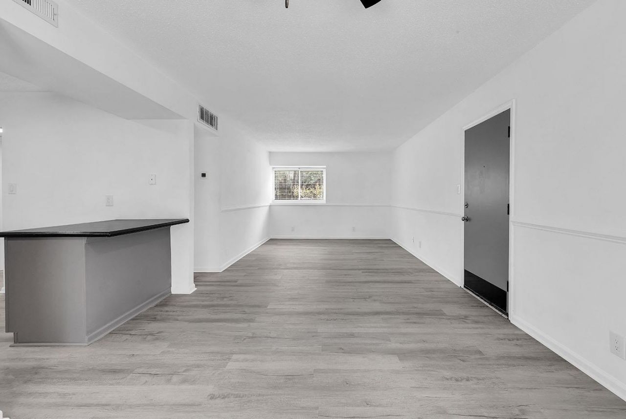 10301 N Kings Hwy.  Photo 9