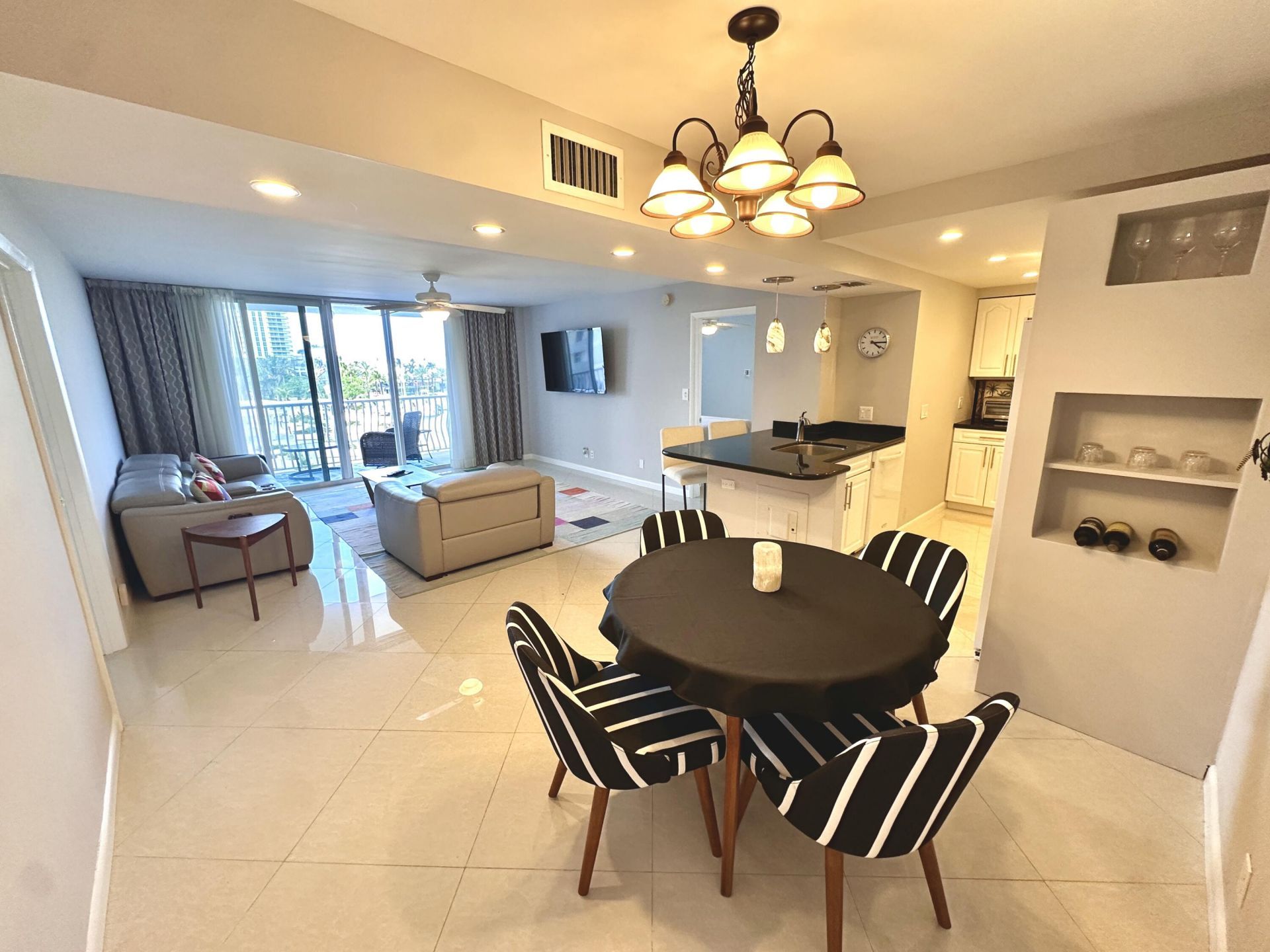 1 Las Olas Circle, Unit 313, Fort Lauderdale, FL 33316 Photo