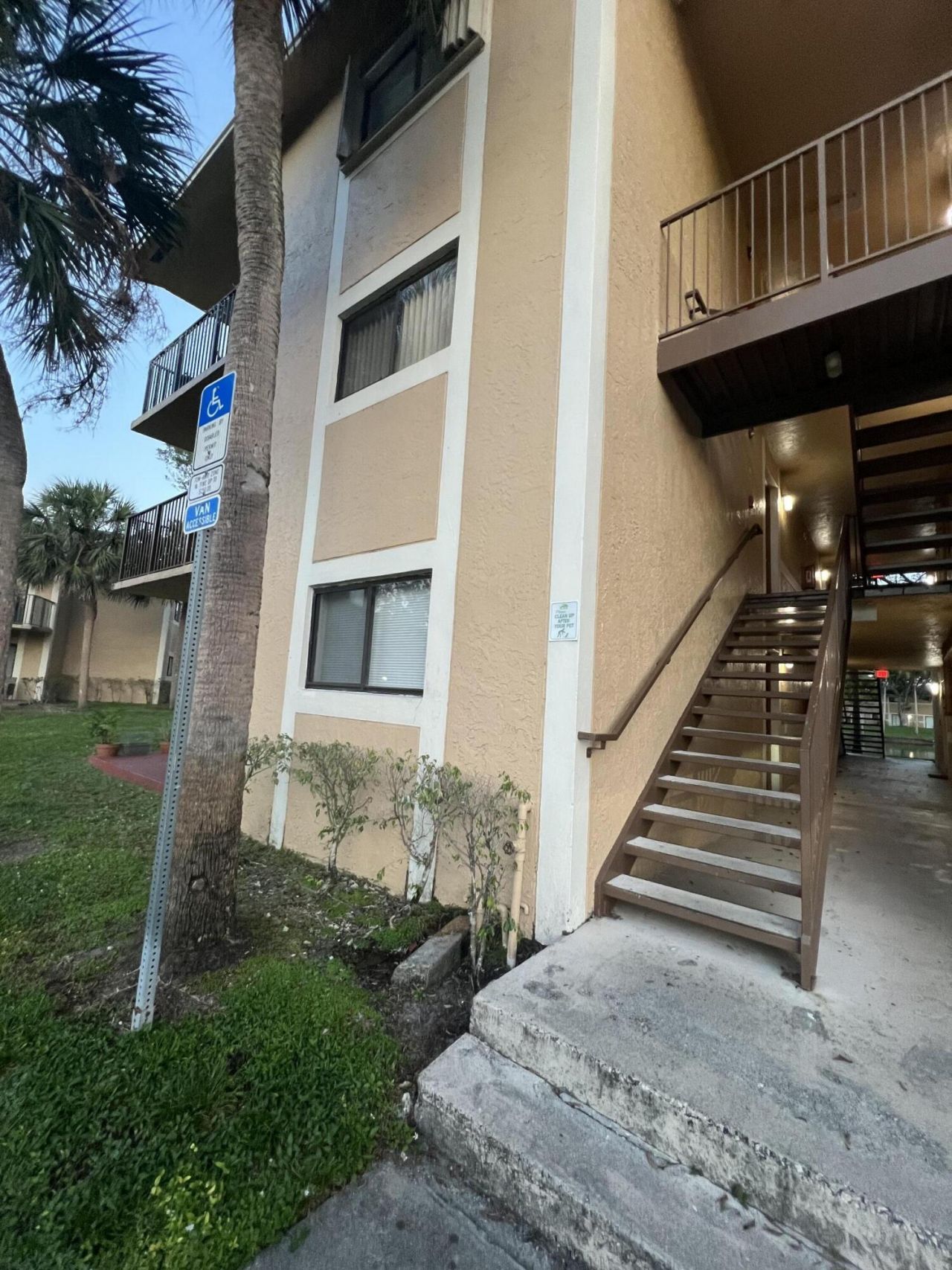 351 Palm Way W, Unit 201, Pembroke Pines, FL 33025 Photo