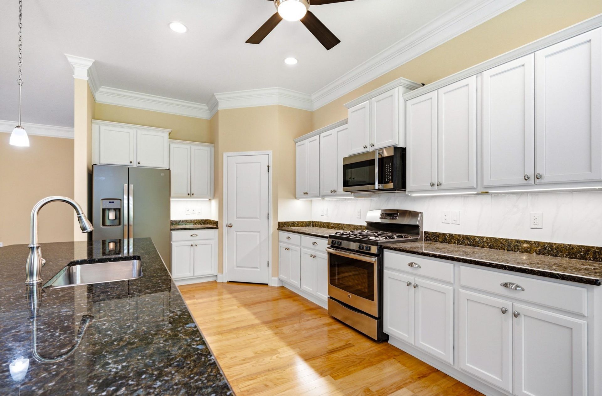 242 Hyacinth Loop Photo 16