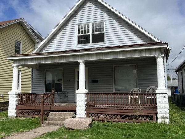 911 E 8TH ST, Muscatine, IA 52761