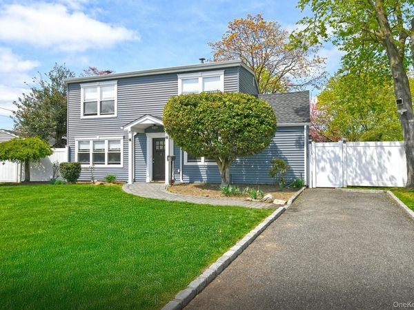 9 Bluejay Lane , Levittown, NY 11756