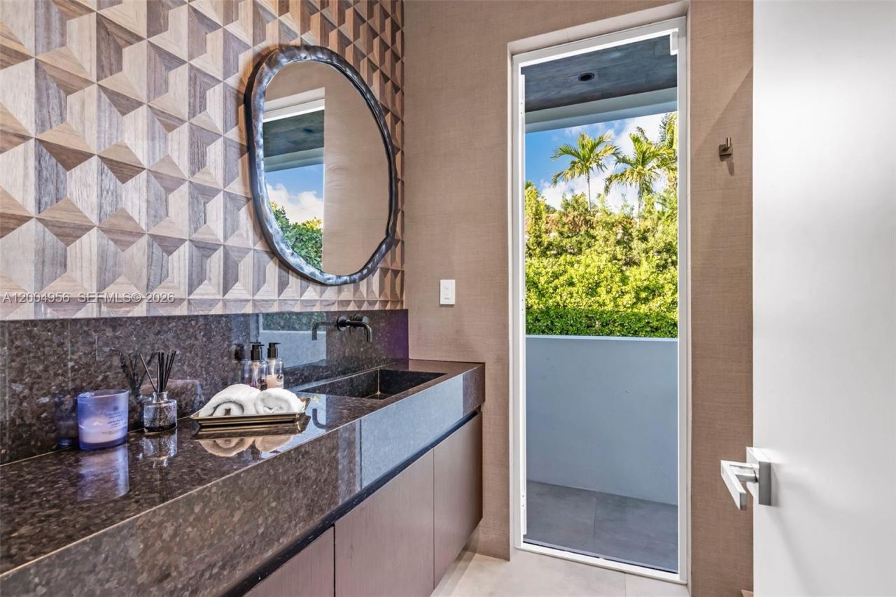 285 W Mashta Dr, Key Biscayne, FL 33149 Photo