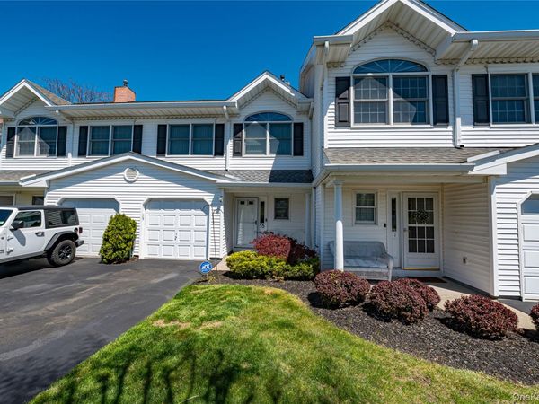 15 S Country Common, West Islip, NY 11795