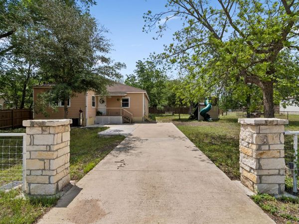 810 Lamar ST , Luling, TX 78648