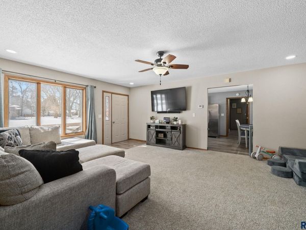 800 Montana Ave, Hurley, SD 57036