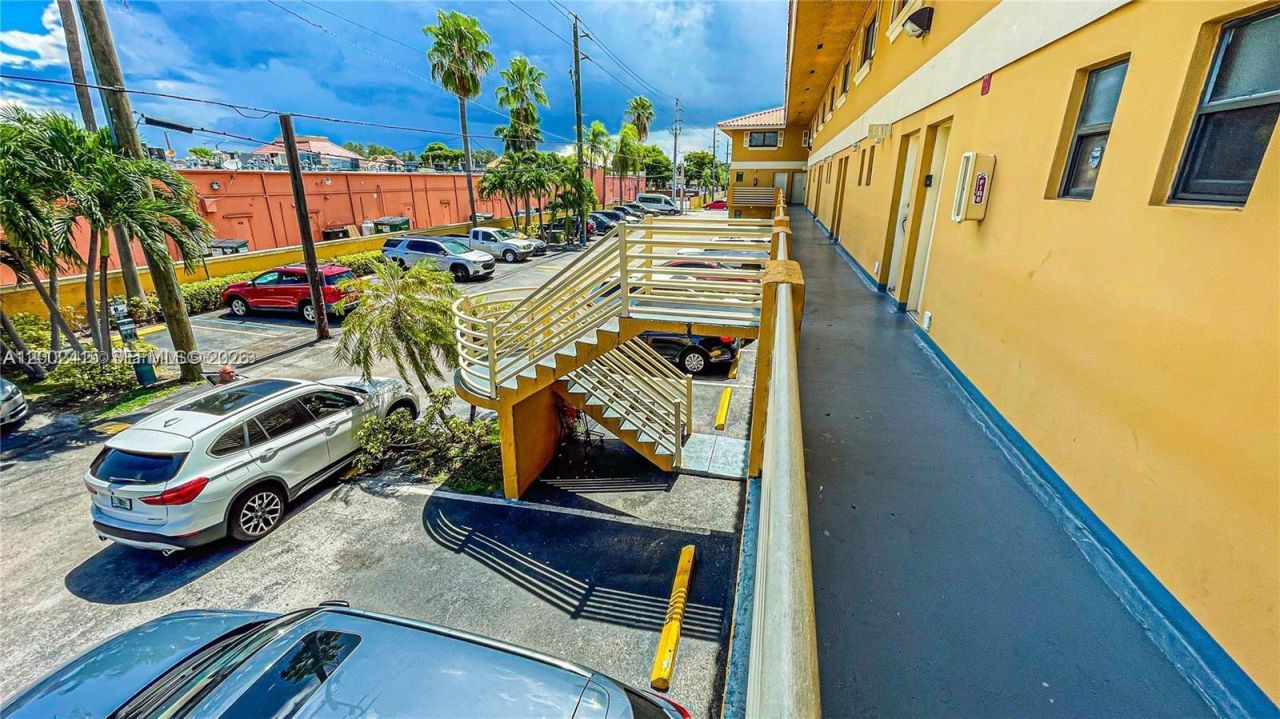 180 Royal Palm Rd , Unit 216, Hialeah Gardens, FL 33016 Photo