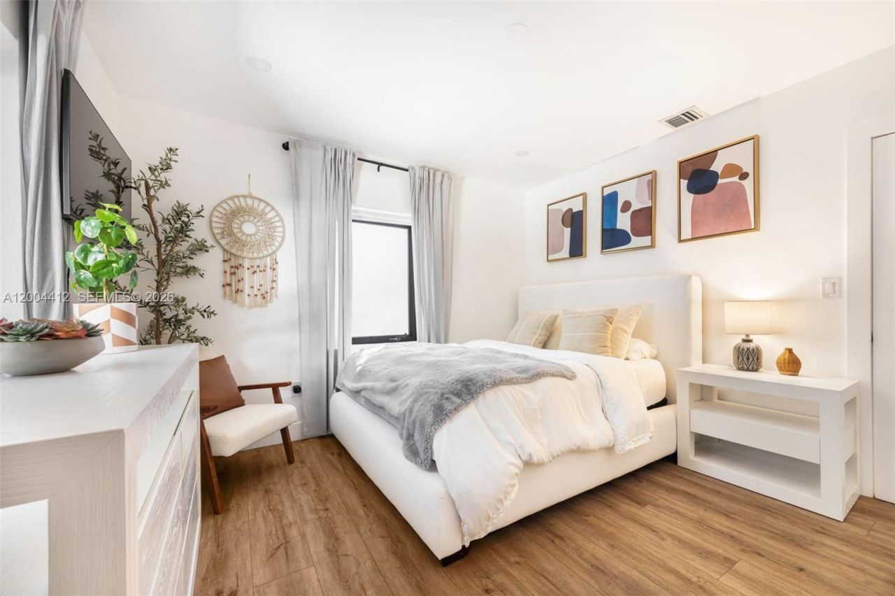 3775 S Le Jeune Rd , Miami, FL 33146 Photo