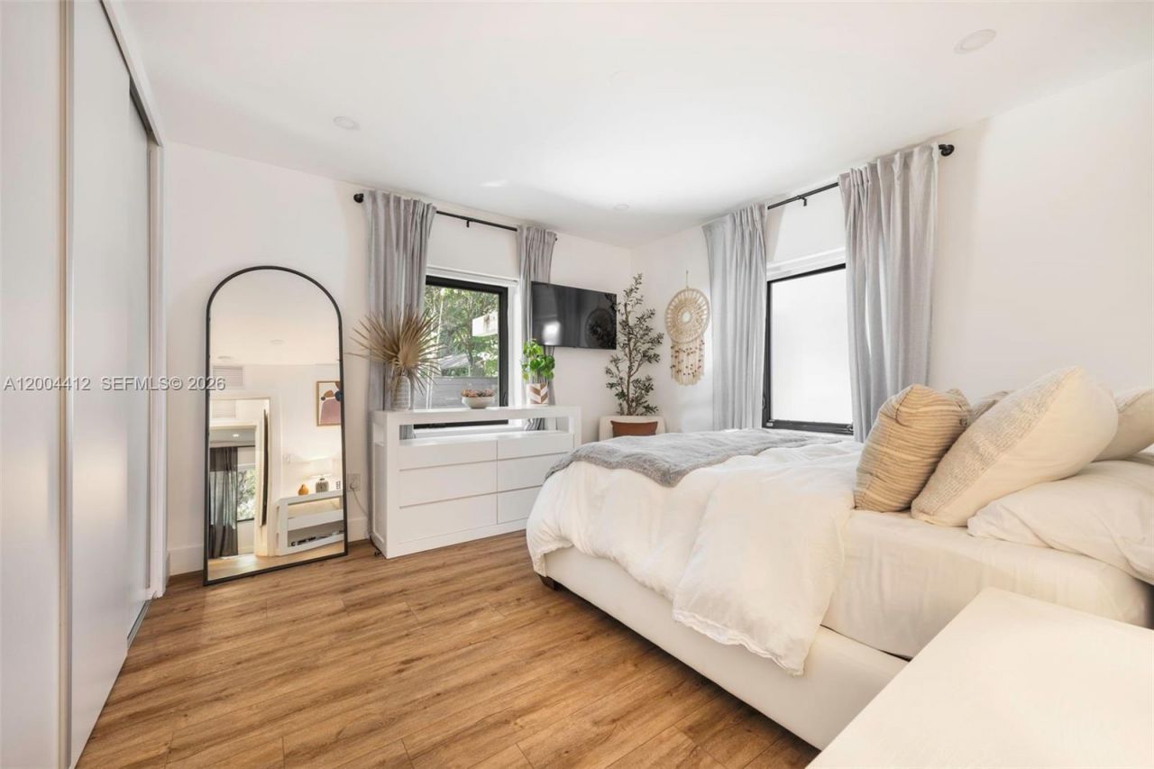 3775 S Le Jeune Rd , Miami, FL 33146 Photo