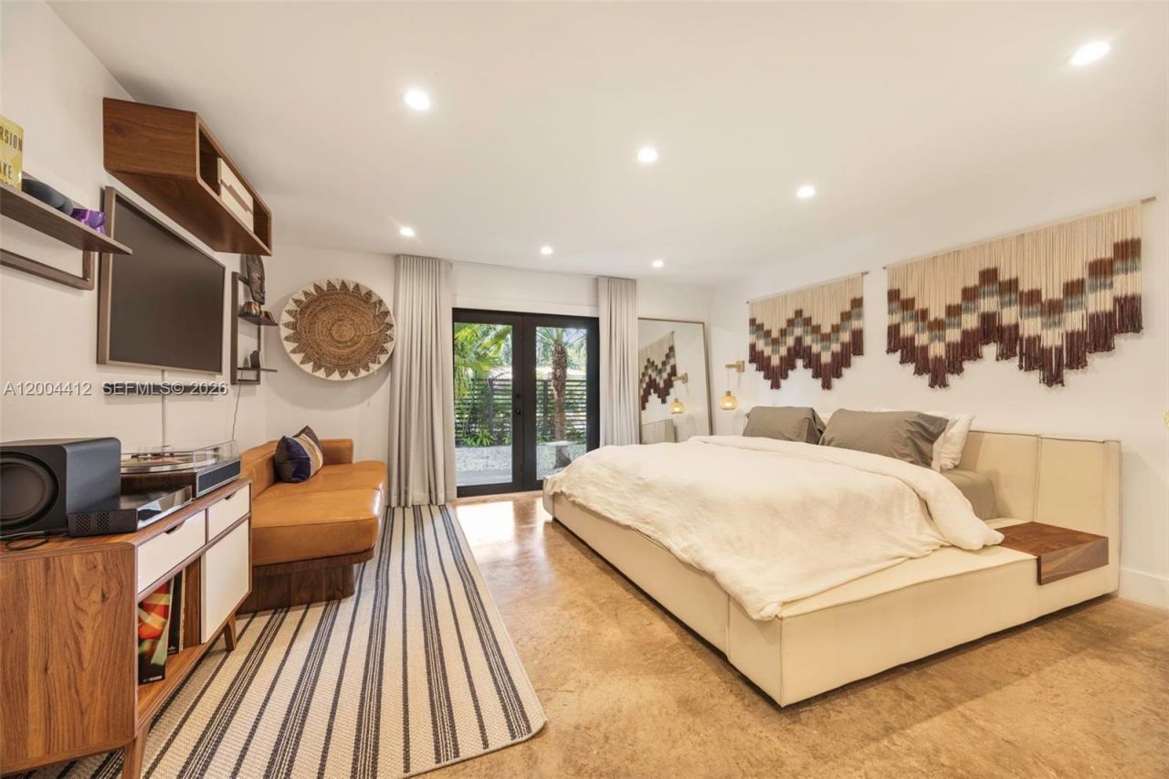 3775 S Le Jeune Rd , Miami, FL 33146 Photo