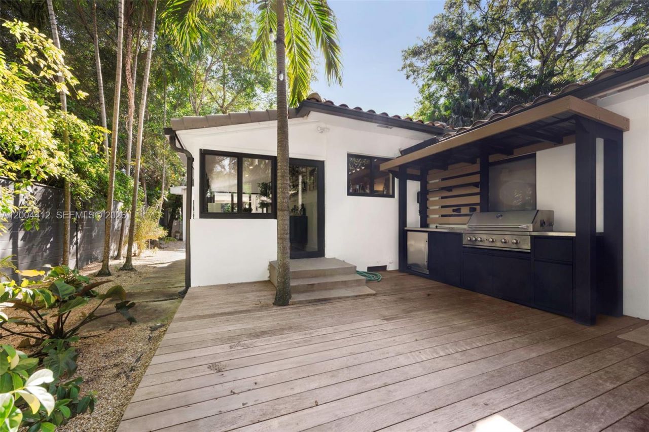 3775 S Le Jeune Rd , Miami, FL 33146 Photo