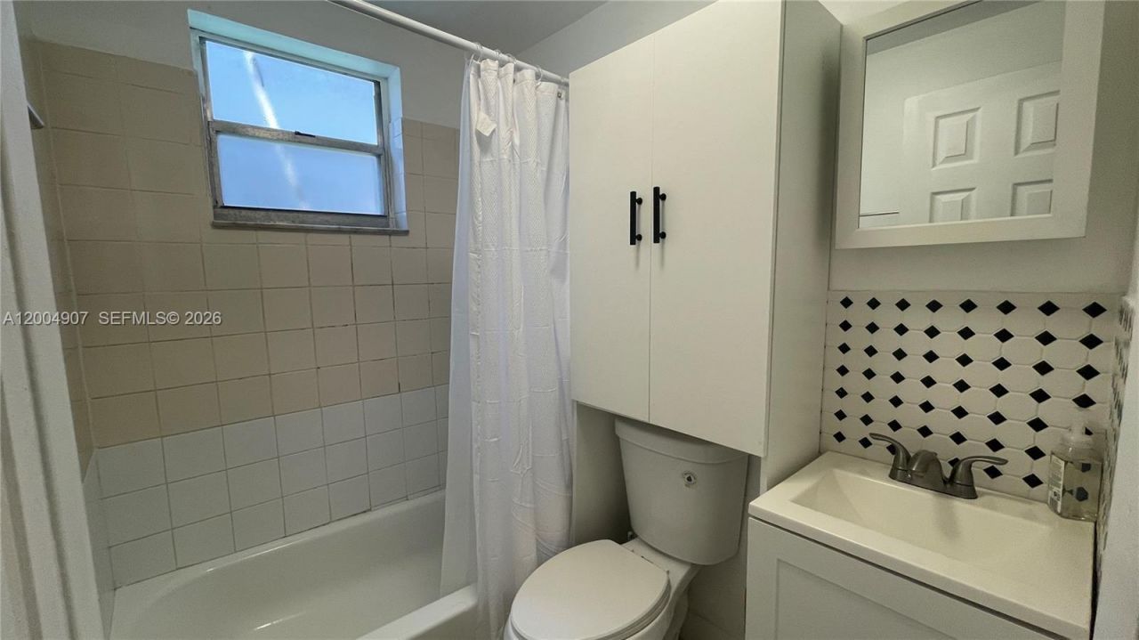 1043 NW 2nd St , Unit 9, Miami, FL 33128 Photo