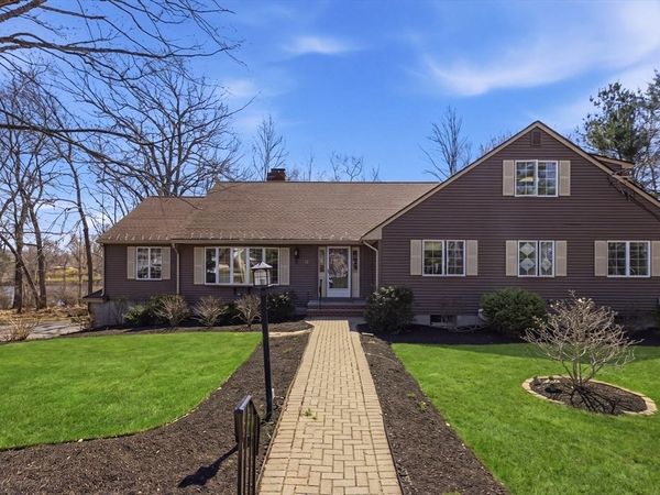 28 Lancelot Ct, Norwood, MA 02062