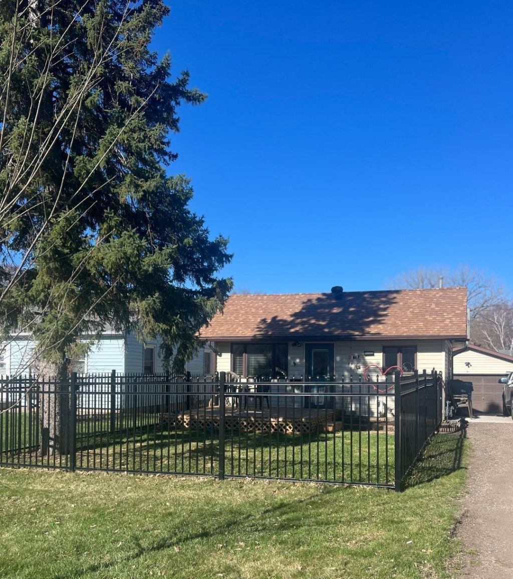 1017 N Lake Street, Fergus Falls, MN 56537 Main Photo