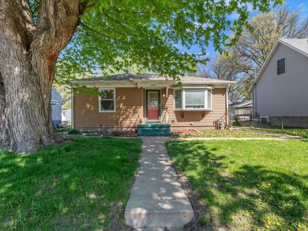 2838 Bellevue Avenue , Bettendorf, IA 52722