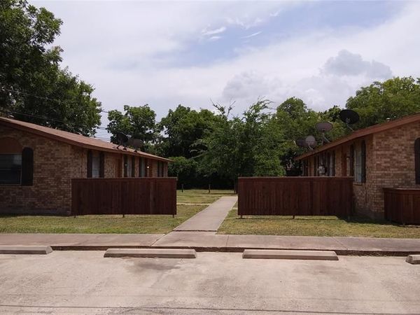105 W Pine Street, Whitewright, TX 75491