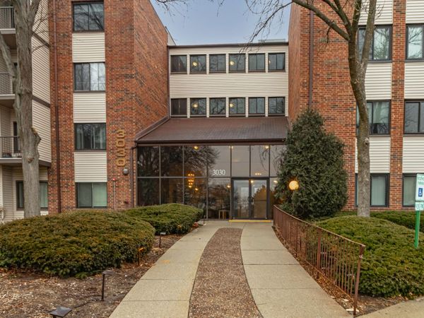 3030 Pheasant Creek Drive, Unit 307, Northbrook, IL 60062