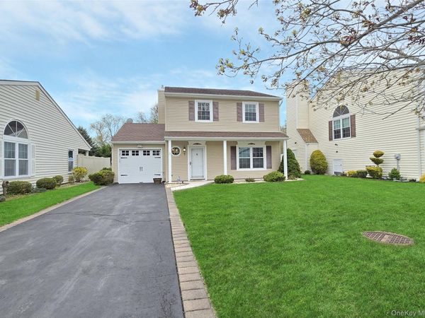 7 Peacock Path , Coram, NY 11727