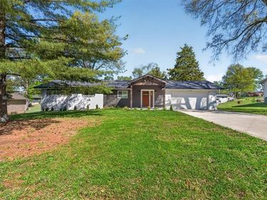 7810 NW Bluegrass Drive, Parkville, MO 64152