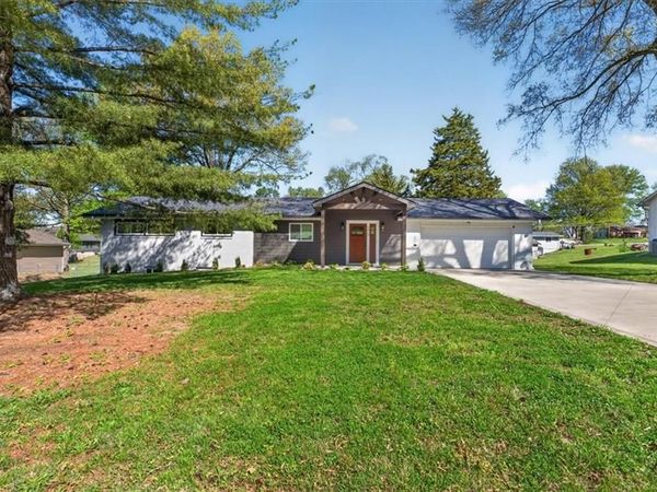 7810 NW Bluegrass Drive, Parkville, MO 64152