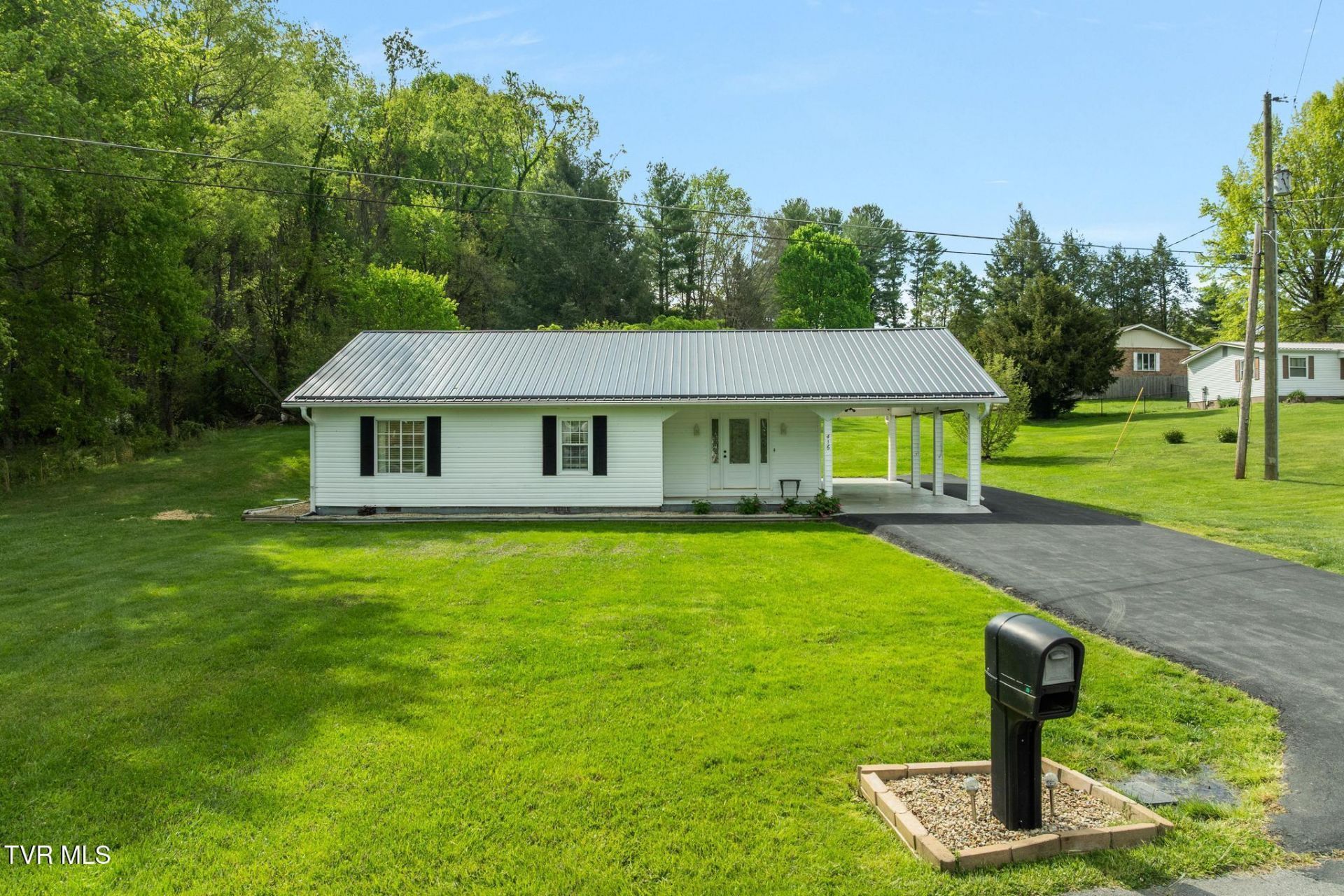 416 Deck Valley Lane, Bristol, TN 37620 Main Photo