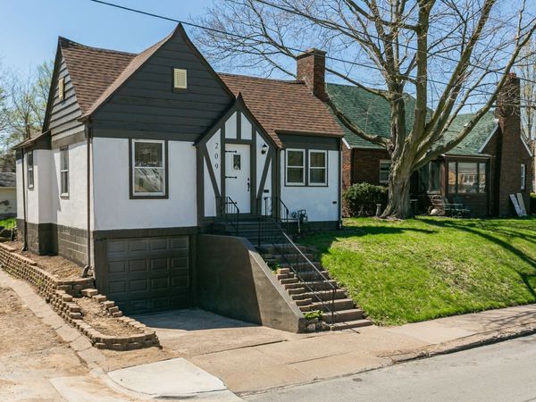 209 E Pleasant Street , Davenport, IA 52803