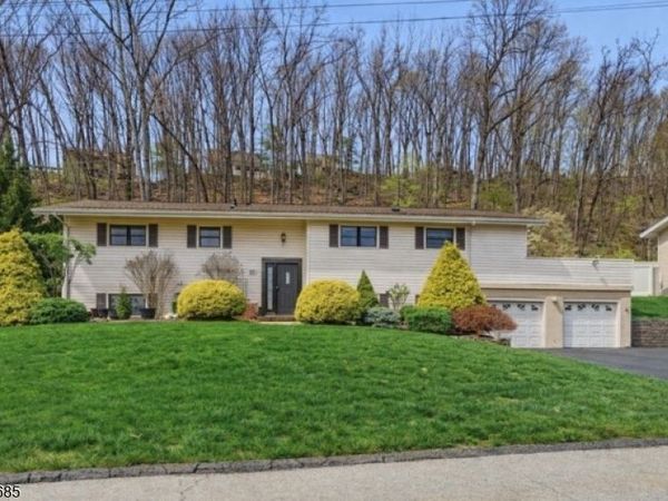 15 Sunnyhill Rd, Rockaway, NJ 07801