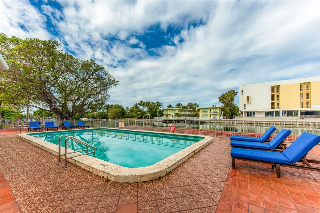 1255 Marseille Dr , Unit 25, Miami Beach, FL 33141 Photo