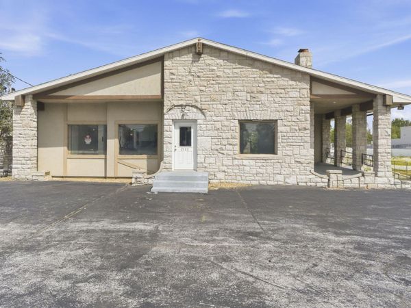 2122 S Glenstone Avenue, Springfield, MO 65804
