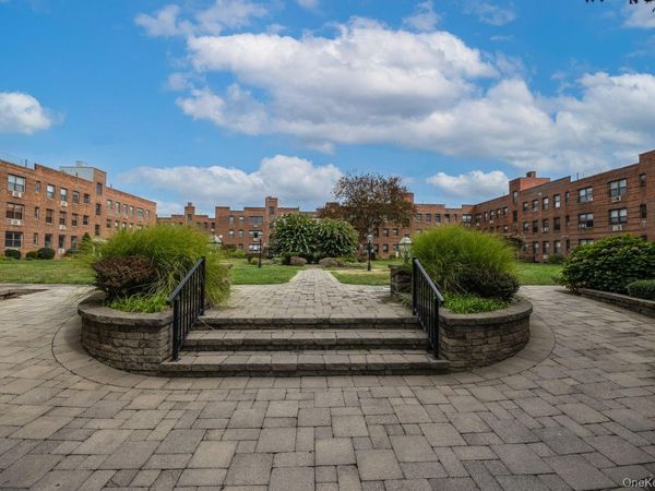 1 Jefferson Avenue, Unit H8, Rockville Centre, NY 11570