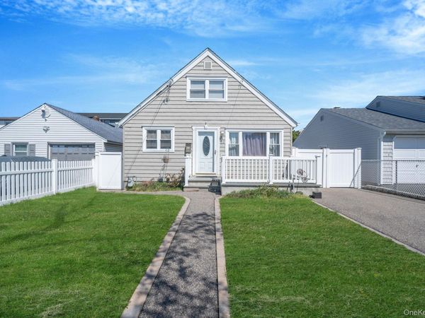 82 E Seacrest Avenue, Lindenhurst, NY 11757