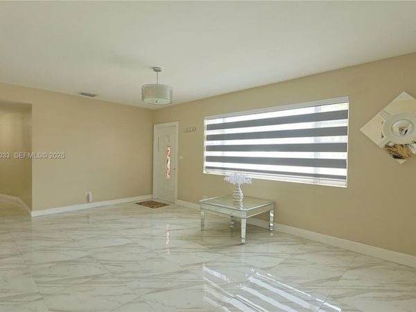 4147 W 8th Ave , Hialeah, FL 33012