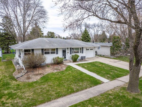 2320 10th Street S, Fargo, ND 58103