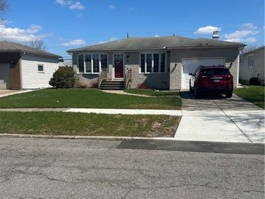 21 Grand Prix Drive , Buffalo, NY 14227